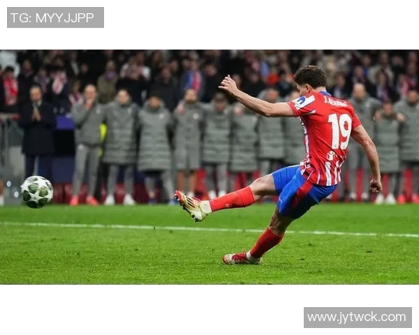 阿劳霍争议判罚引发VAR对话揭示未碰球导致点球判罚真相