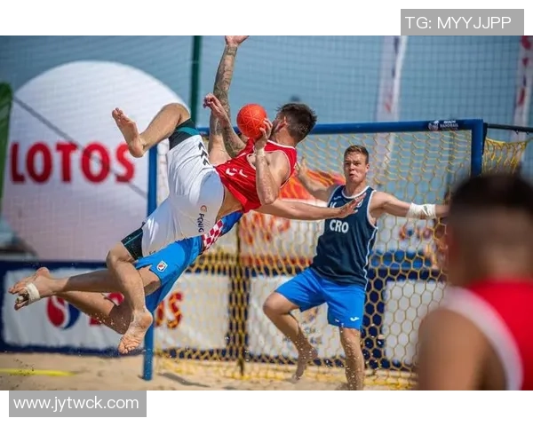 布克赞马卢阿奇表现出色积极拼搏与身体对抗令人印象深刻